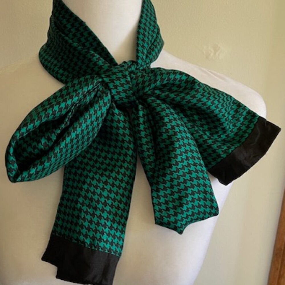 GINNIE JOHANSEN Vintage Houndstooth Silk Green Black Oblong Scarf